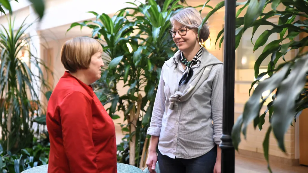 Leena Lähteenmäki (vas.) työskentelee Saga Kanalinrannassa ravintolapäällikkönä, Satu Heinonen palvelutalon johtajana. 