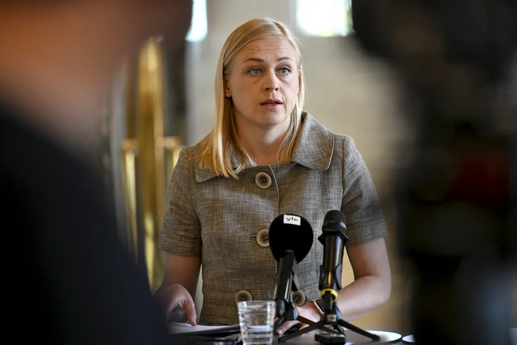 Ulkoministeri Elina Valtonen (kok.) kertoi torstaina tiedotustilaisuudessa valtioneuvoston ulko- ja turvallisuuspoliittisesta selonteosta.