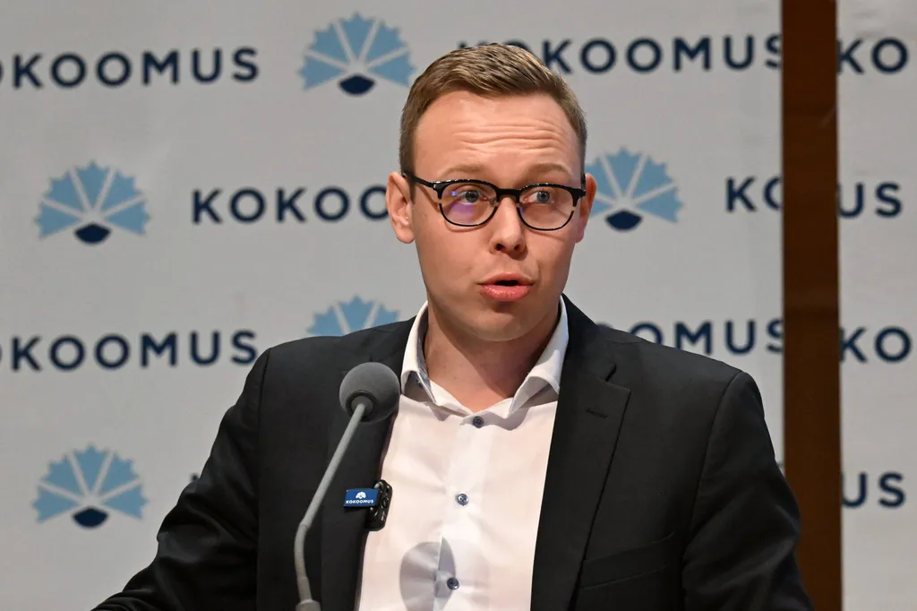 Kokoomuksen eduskuntaryhmän puheenjohtaja Matias Marttinen sanoi, että ilman hallituksen päätöksiä tulevan vuoden budjetti olisi ollut lähes neljä miljardia euroa syvemmällä kuopassa.