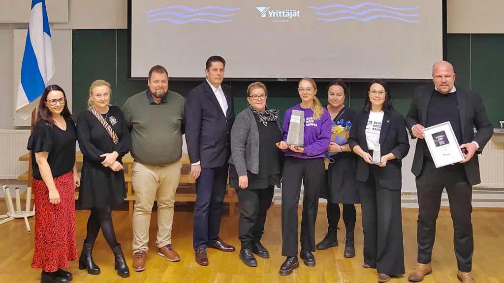 Satakunnan vuoden 2024 yrittäjäaktiivisin kunta -palkinnon vastaanottivat yritysasiantuntija Heikki Nurmi, yritysasiantuntija Mirja Kotiranta, kaupunkikehityskoordinaattori Camilla Pihlman, yritysasiantuntija Kaisa Kalliovuo, kaupunkikehitysjohtaja Satu Saarinen ja kaupunginhallituksen puheenjohtaja Kalle Leppikorpi.