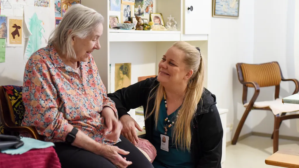 Ritva Kaunon luona käy Diakon palveluista niin kotihoito kuin siivouspalvelukin. Johanna Hämäläinen ehtii aina vaihtaa asiakkaiden kanssa myös kuulumiset.
