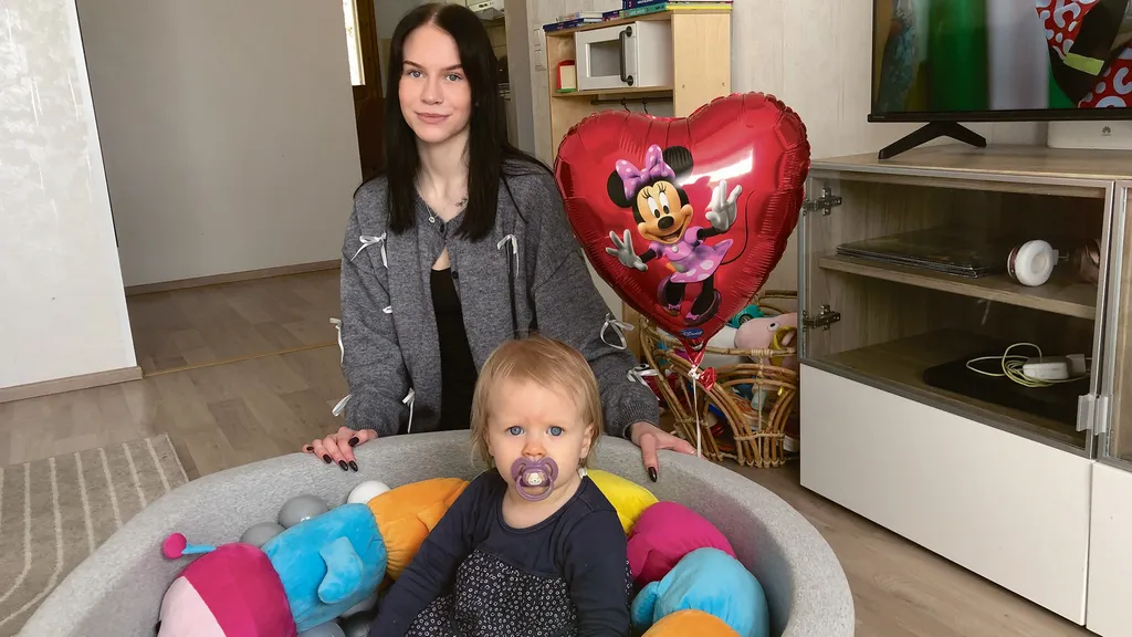 Eurajokilainen Noora Leino on reilun vuoden ikäisen Violan äiti. Viime vuonna äitienpäivää vietettiin Violan ristiäisten merkeissä. Tänä vuonna äitienpäivää juhlistetaan äidinäidin luona Raumalla. Kuva: Tuija Saarinen