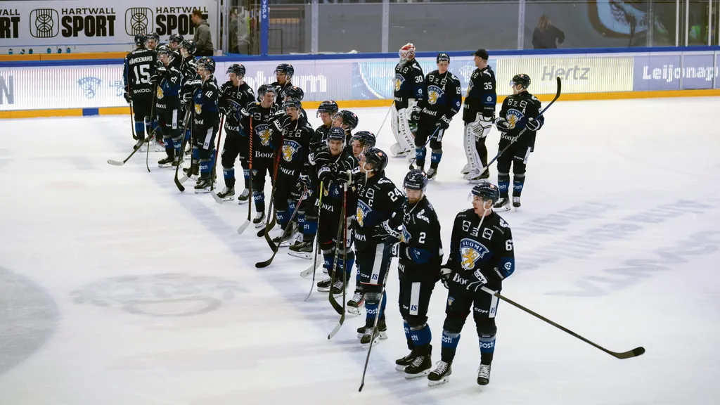 Suomen maajoukkue oli Kanadan, Ruotsin ja Tsekin ohella alisuorittaja MM-turnauksessa. Etenkin Suomessa ja Ruotsissa vaaditaan päävalmentajan vaihtamista ja syväanalyysiä maan jääkiekkoilun tilasta. Kuva on Suomi-Ruotsi -pelistä Äijänsuolta huhtikuulta. Kuva: Elmeri Elo 